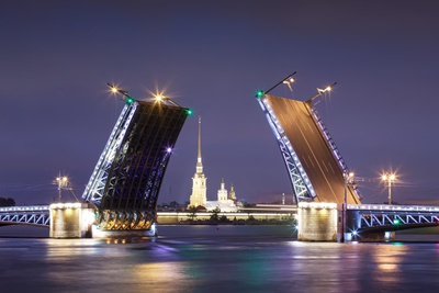 San Pietroburgo di notte e i ponti levatoi